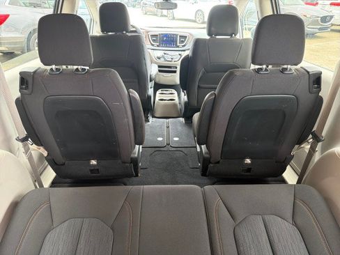 Used 2017 Chrysler Pacifica Touring w/ Tire & Wheel Group FWD image 26
