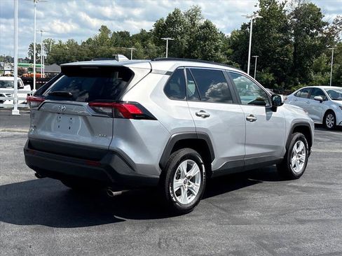 Used 2021 Toyota RAV4 XLE w/ Convenience Package FWD image 3