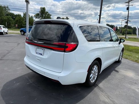 Used 2023 Chrysler Pacifica Touring-L FWD image 31