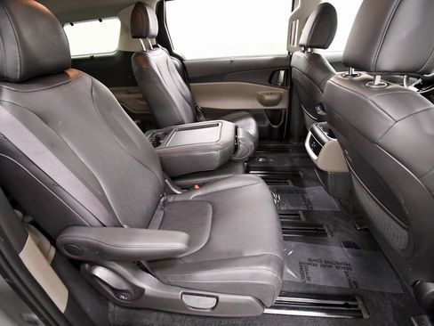 Certified 2025 Kia Carnival EX image 17