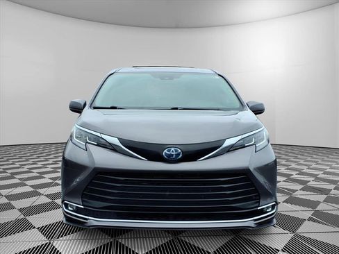 Used 2022 Toyota Sienna XLE FWD image 2