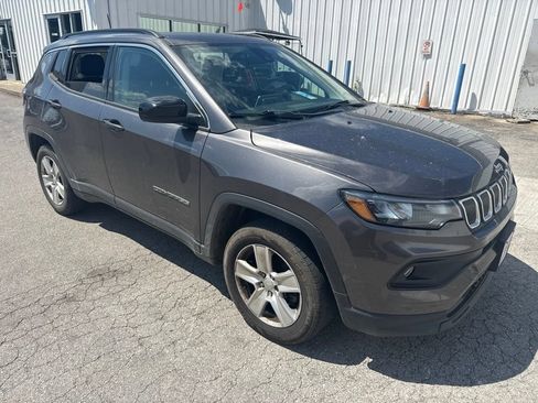 Used 2022 Jeep Compass Latitude w/ Sun and Sound Group AWD/4WD image 2