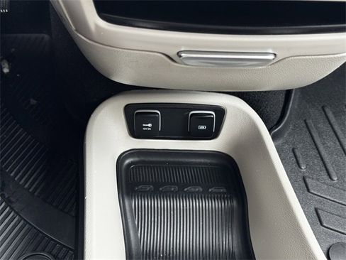 Certified 2019 Chrysler Pacifica Touring-L image 39