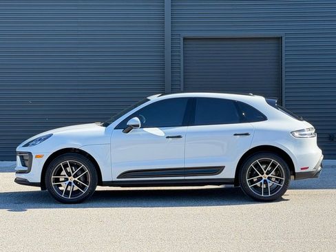 Certified 2023 Porsche Macan image 2