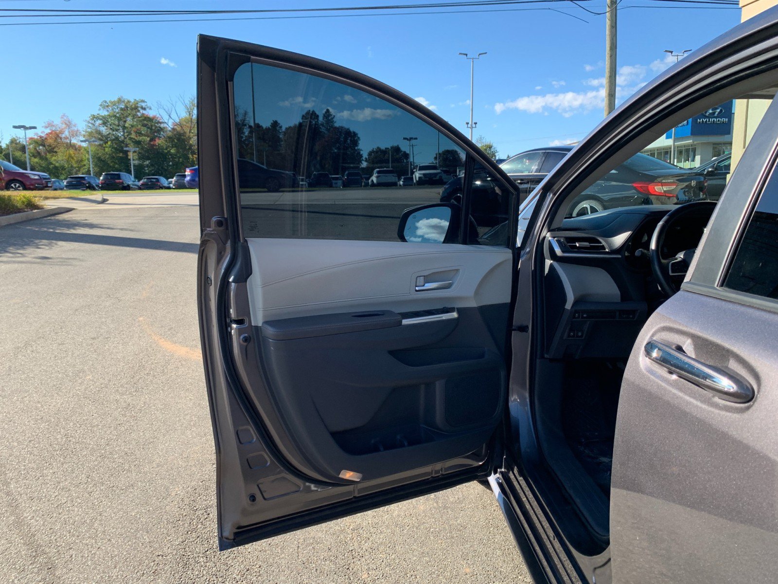 Used 2022 Toyota Sienna XLE AWD/4WD image 13