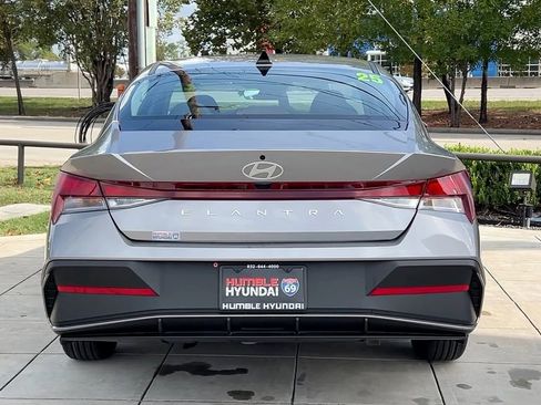 Certified 2025 Hyundai Elantra SE image 21