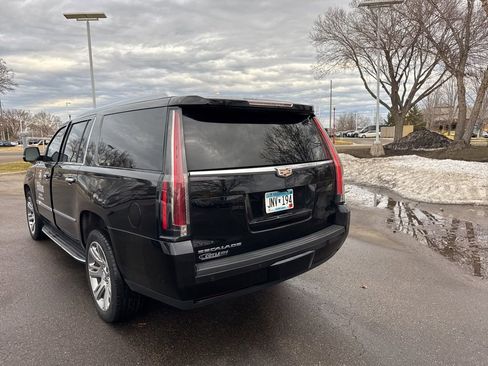 Used 2020 Cadillac Escalade ESV Premium Luxury image 4