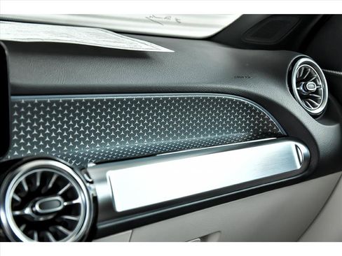 Certified 2025 Mercedes-Benz GLB 250 4MATIC image 22