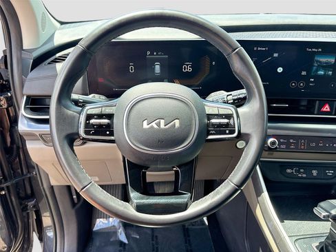 Used 2025 Kia Carnival FWD image 11