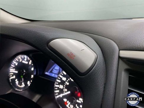 Used 2019 Nissan Pathfinder SV image 39