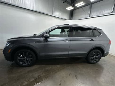 Certified 2022 Volkswagen Tiguan SE w/ Panoramic Sunroof Package image 3