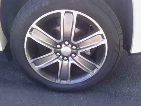 Used 2017 GMC Acadia Denali w/ Technology Package AWD/4WD image 4