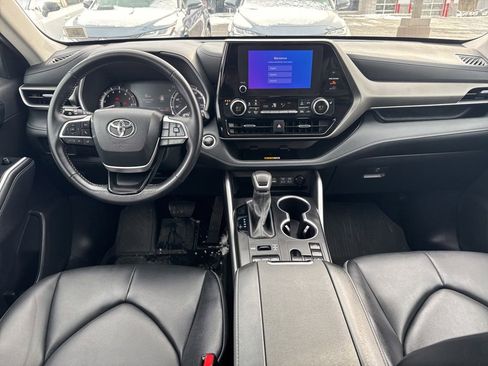 Used 2024 Toyota Highlander XLE image 11