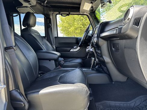 Used 2018 Jeep Wrangler Unlimited Rubicon w/ Connectivity Group AWD/4WD image 21