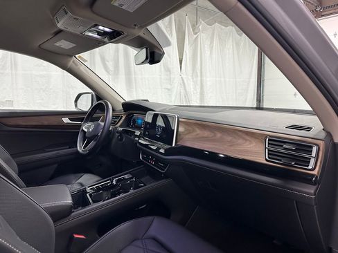 Used 2025 Volkswagen Atlas SE image 65