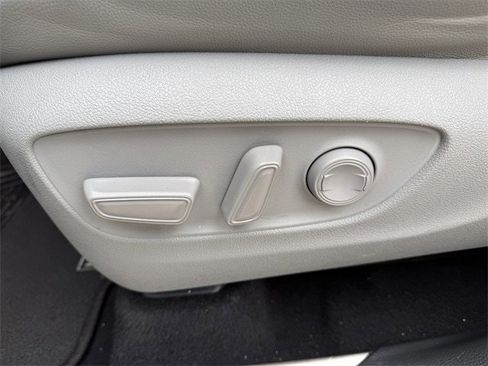 Used 2020 Toyota Highlander XLE image 27