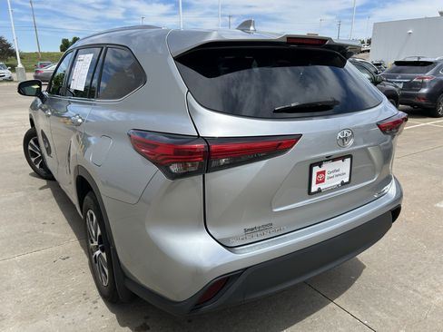 Used 2020 Toyota Highlander XLE AWD/4WD image 4