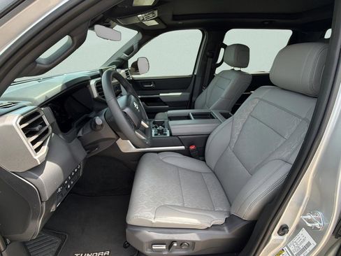 Used 2025 Toyota Tundra Limited AWD/4WD image 18