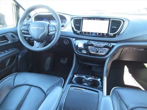 Used 2025 Chrysler Pacifica Limited FWD image 11