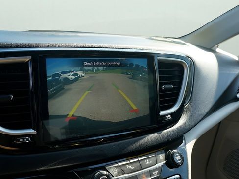 Used 2024 Chrysler Pacifica Touring-L FWD image 25