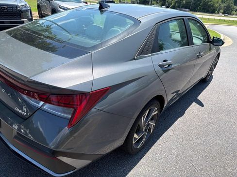 Used 2025 Hyundai Elantra Limited FWD image 5