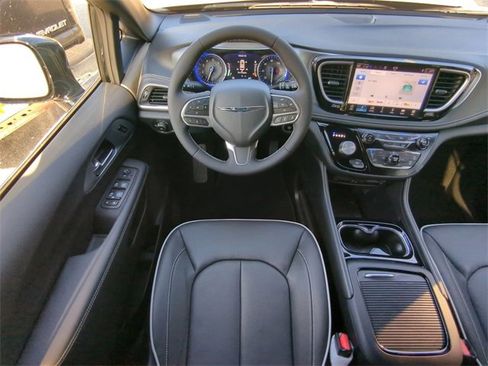 New 2026 Chrysler Pacifica Limited w/ Uconnect Theater Family Group image 22