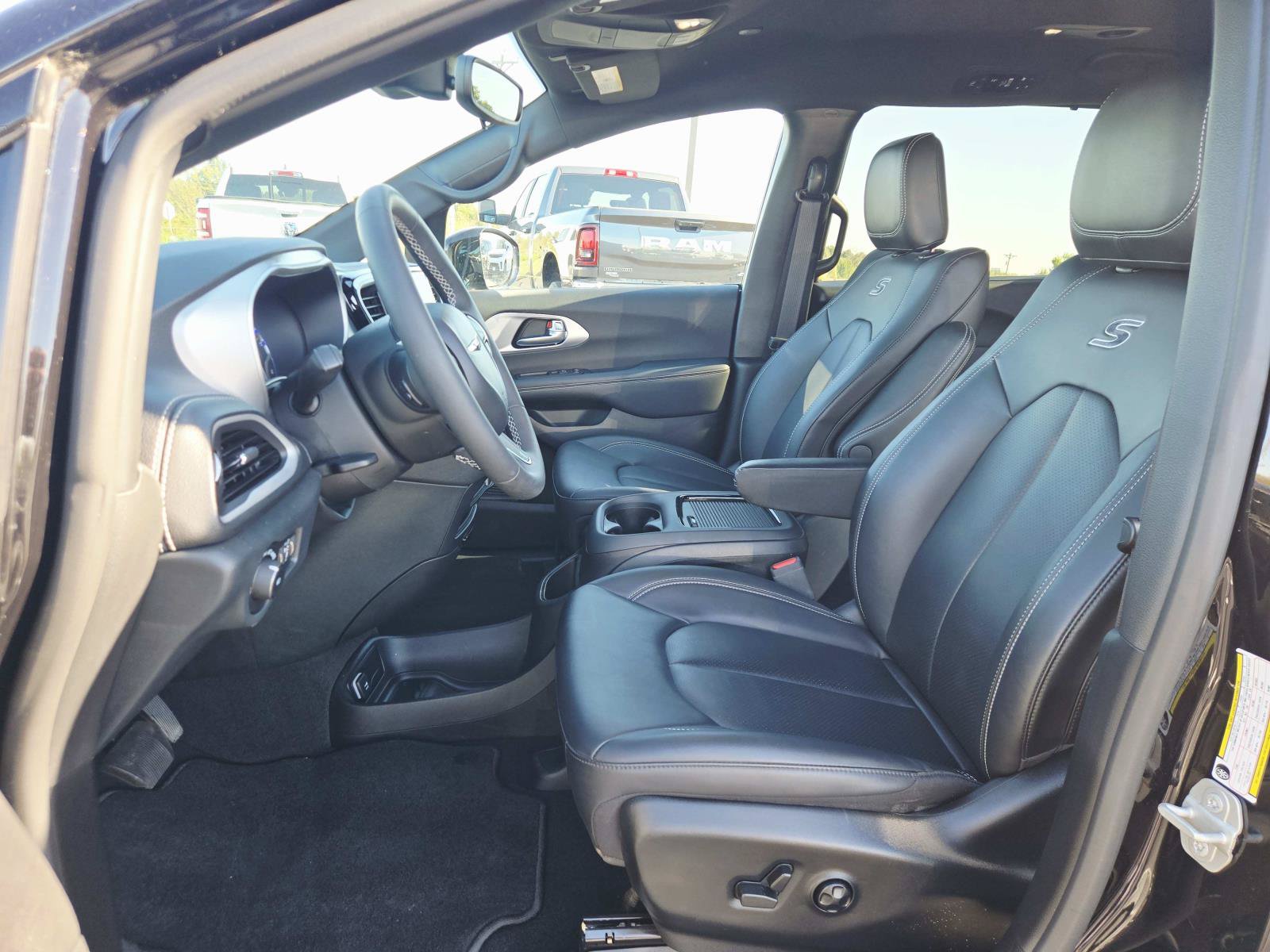 Used 2024 Chrysler Pacifica Touring-L FWD image 13