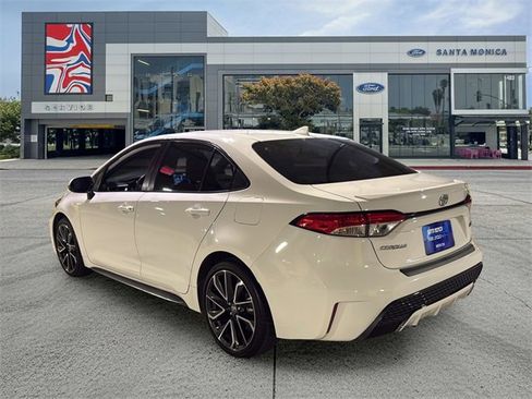 Used 2022 Toyota Corolla SE image 3