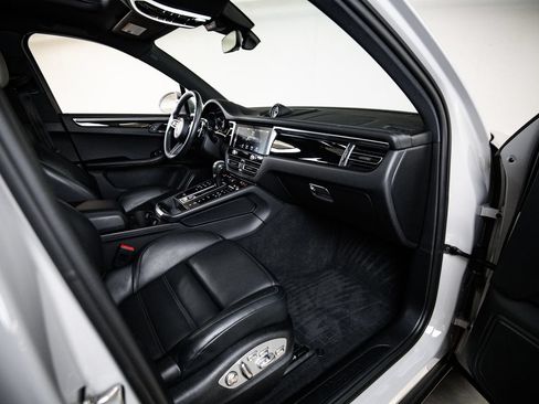 Certified 2023 Porsche Macan AWD/4WD image 28