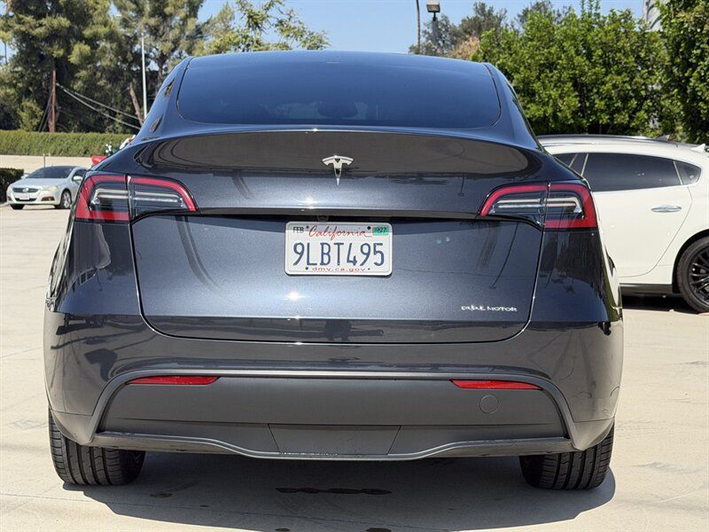 Used 2024 Tesla Model Y Long Range AWD/4WD image 4