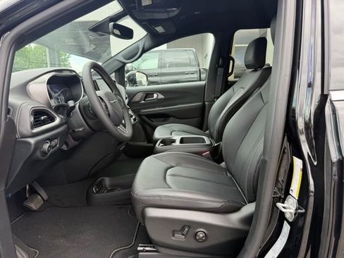New 2026 Chrysler Pacifica Select AWD/4WD image 12
