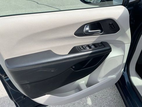 Used 2024 Chrysler Pacifica Select image 10