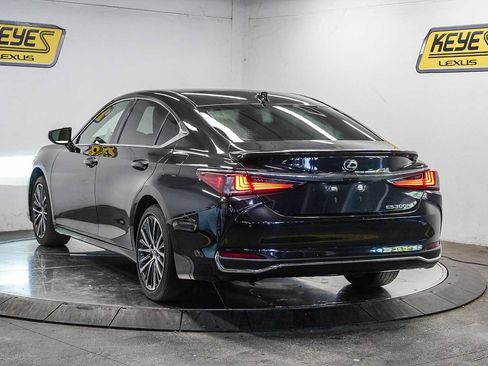 Used 2024 Lexus ES 300h w/ Premium Package FWD image 2
