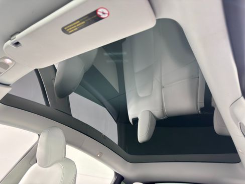 Used 2021 Tesla Model Y Long Range image 12