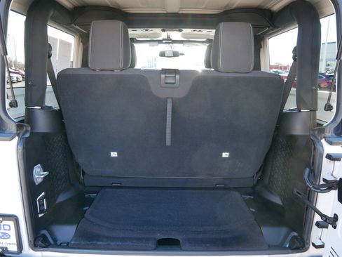 Used 2018 Jeep Wrangler Sahara w/ Connectivity Group image 18