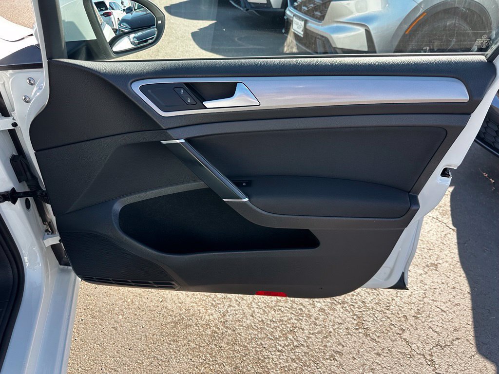 Used 2016 Volkswagen e-Golf SE FWD image 15