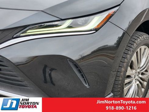 Used 2023 Toyota Venza Limited image 11