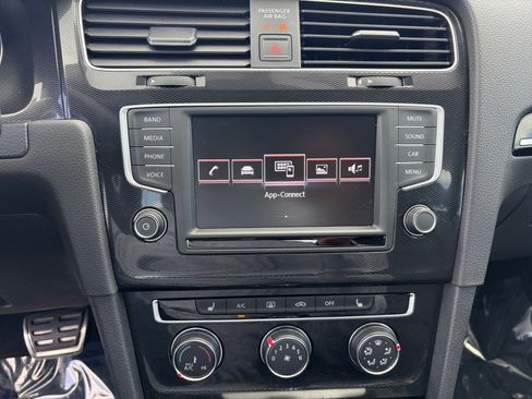 Used 2017 Volkswagen GTI SE image 17