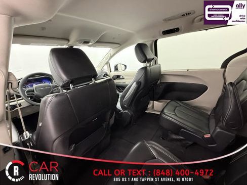 Used 2024 Chrysler Pacifica Touring-L FWD image 41