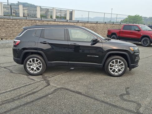 Used 2024 Jeep Compass Latitude AWD/4WD image 7