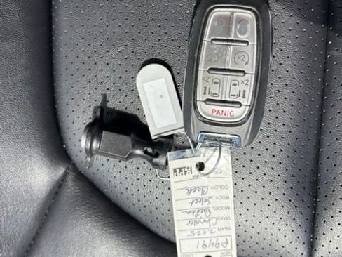Used 2025 Chrysler Pacifica Select FWD image 6
