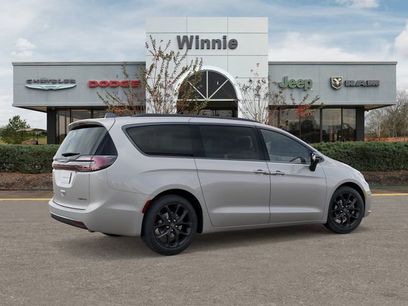 New 2026 Chrysler Pacifica Limited w/ S Appearance Package