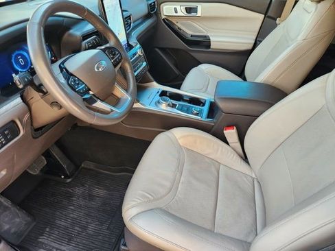 Used 2023 Ford Explorer Platinum w/ Premium Technology Package image 4