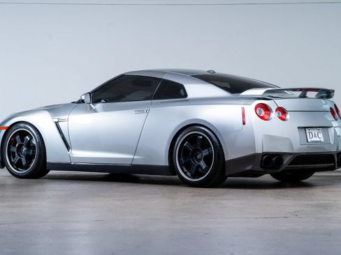 Used 2009 Nissan GT-R Premium AWD/4WD image 6