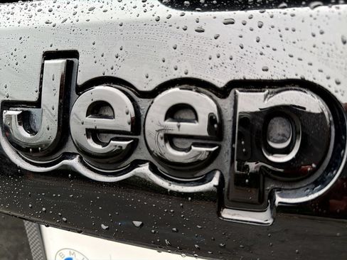 Used 2020 Jeep Grand Cherokee Altitude AWD/4WD image 15
