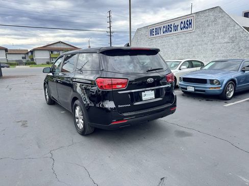 Used 2019 Kia Sedona L FWD image 2