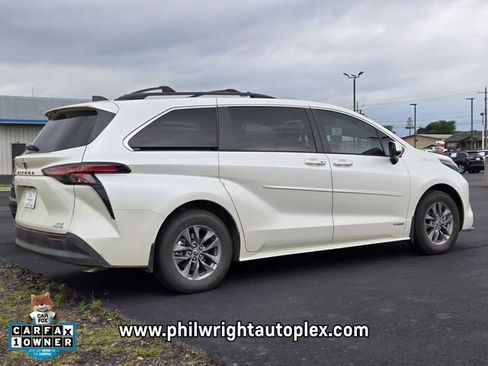 Used 2021 Toyota Sienna XLE FWD image 3