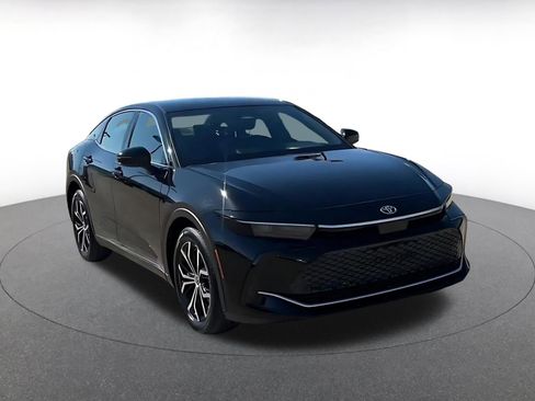 Used 2025 Toyota Crown XLE image 2