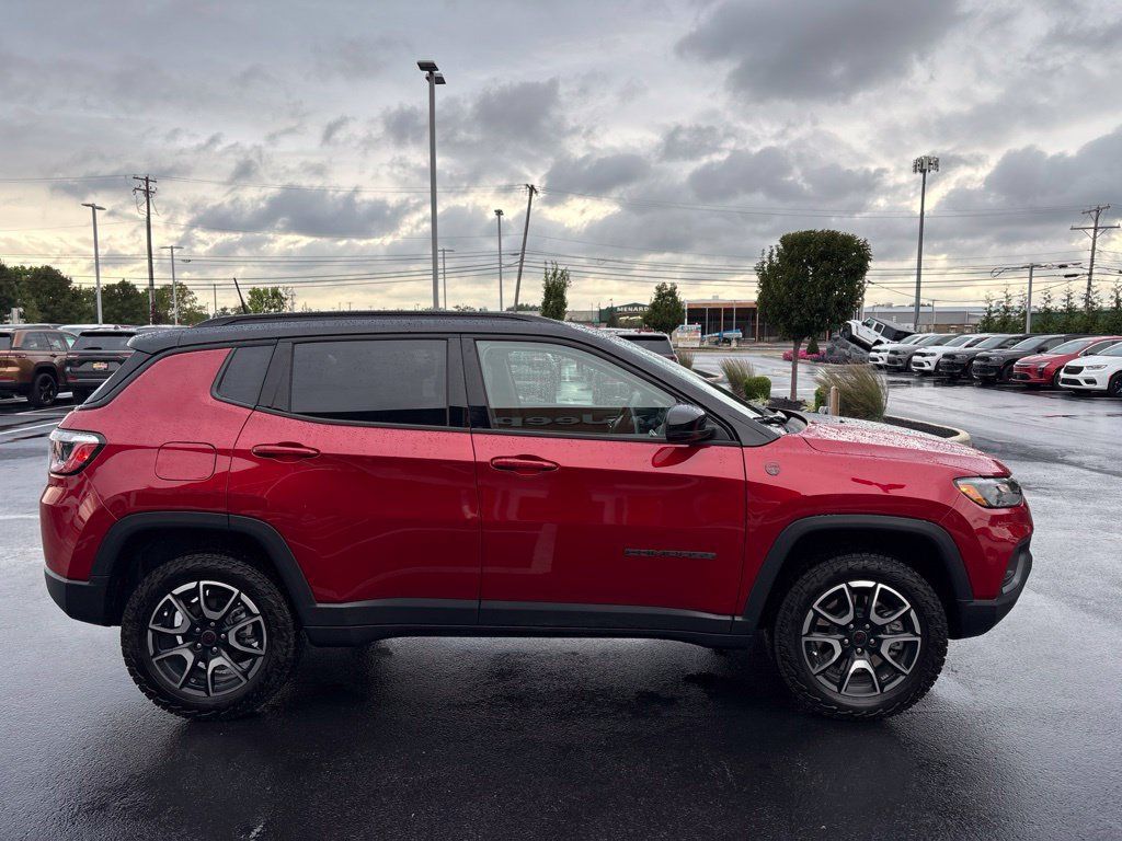 Used 2025 Jeep Compass Trailhawk w/ Trailhawk Convenience Group AWD/4WD image 6