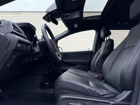 Used 2023 Honda Odyssey Sport image 13